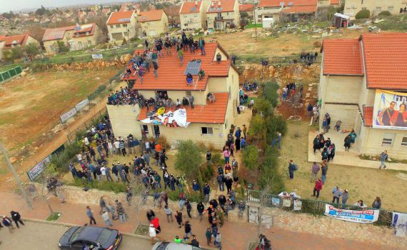 מאות מתבצרים באחד הבתים, כוחות הבטחון מכתרים אותם