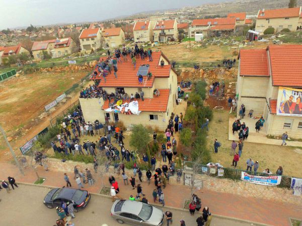 מאות מתבצרים באחד הבתים, כוחות הבטחון מכתרים אותם