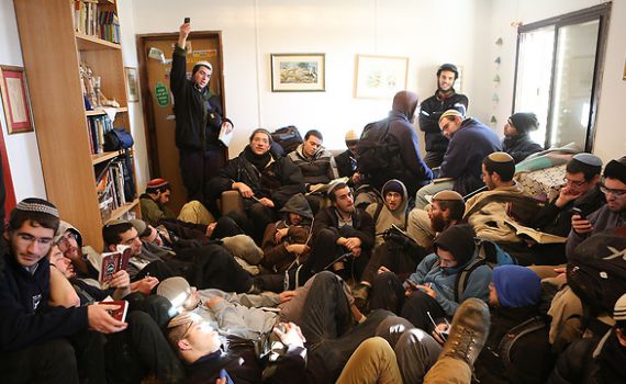 צפו:שירים, תפילות ודמעות: השעות האחרונות בעמונה