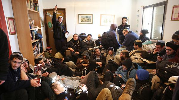 צפו:שירים, תפילות ודמעות: השעות האחרונות בעמונה