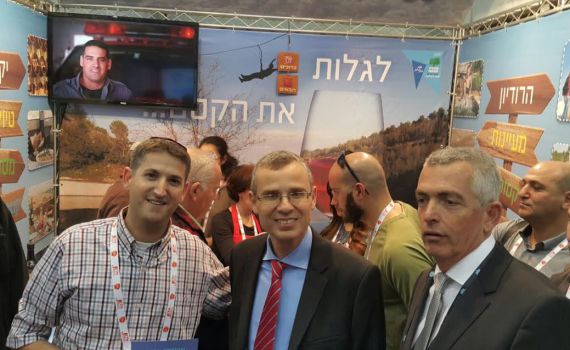 יריב לוין הגיע במיוחד לעמדת התיירות של גוש עציון בתערוכת התיירות בגני התערוכה