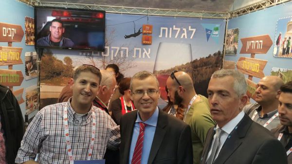יריב לוין הגיע במיוחד לעמדת התיירות של גוש עציון בתערוכת התיירות בגני התערוכה