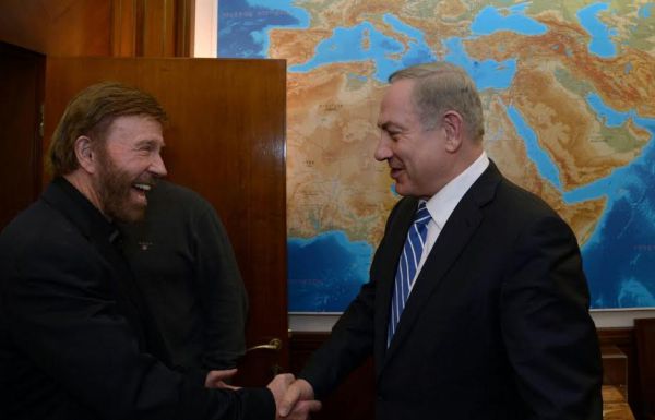 שאב כוחות: נתניהו נפגש עם צ'אק נוריס; צפו בתיעוד