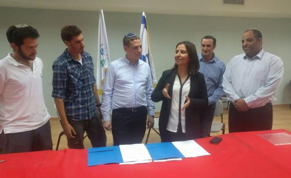 "קוראת לצעירים להתיישב בחבל הארץ הנפלא הזה"