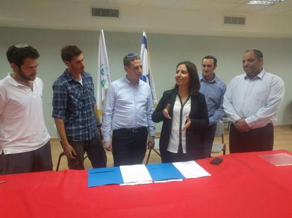 "קוראת לצעירים להתיישב בחבל הארץ הנפלא הזה"