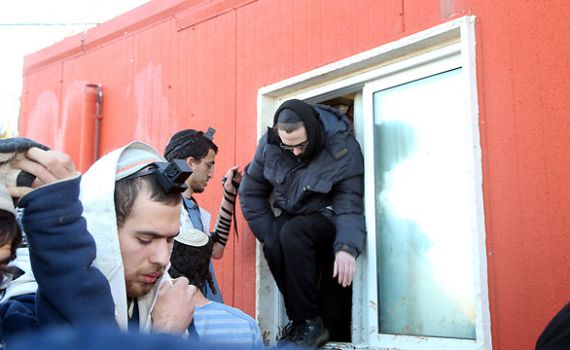 שידור חי: פינוי בית הכנסת בעמונה