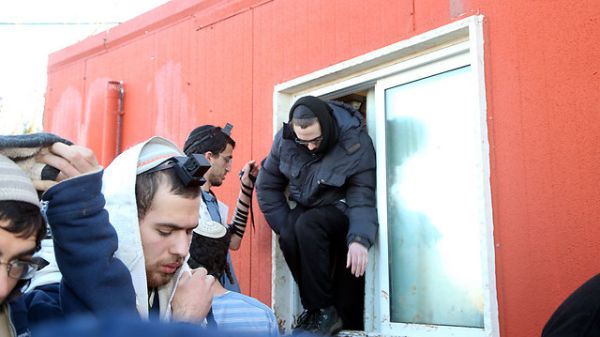 שידור חי: פינוי בית הכנסת בעמונה