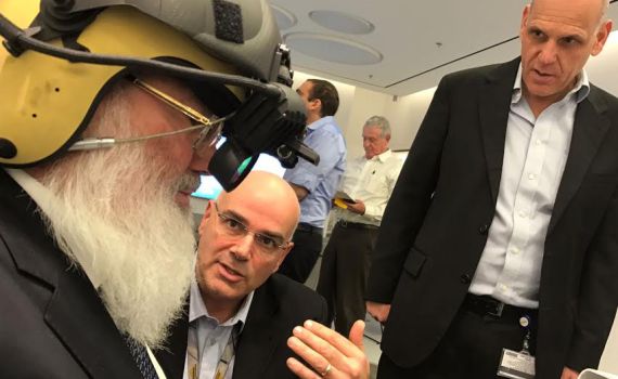 בן דהן עם קסדת הטייס המתקדמת בעולם