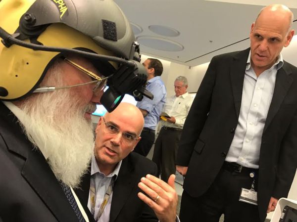 בן דהן עם קסדת הטייס המתקדמת בעולם