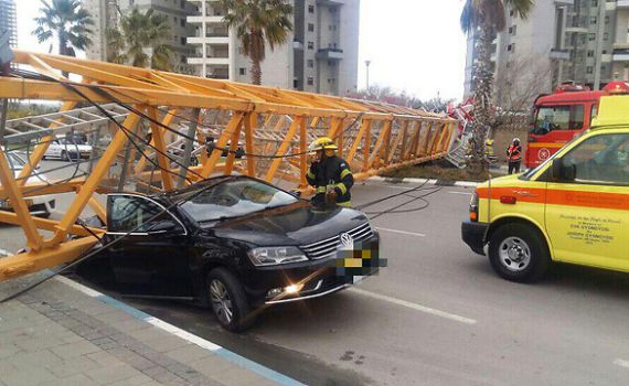 פצועים קשה ובינוני בקריסת מנוף בבת ים