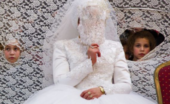 "נשים שמבקשות ברכה מהכלה – טיפשות"