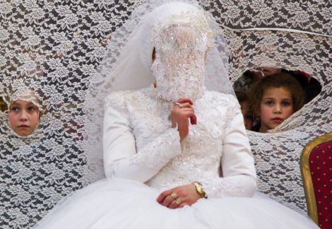 "נשים שמבקשות ברכה מהכלה – טיפשות"