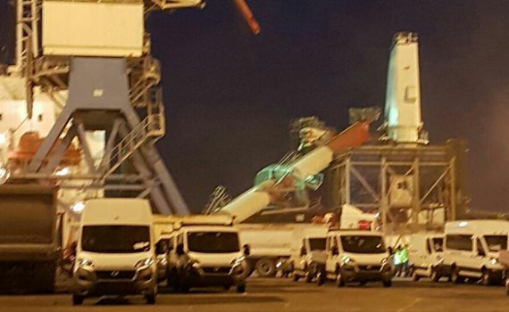 חלק ממנוף קרס על אניה בנמל אשדוד