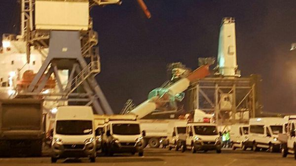 חלק ממנוף קרס על אניה בנמל אשדוד