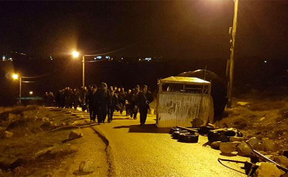 "נקשרים אחד לשני ולרהיטים; לצלם, לצלם"