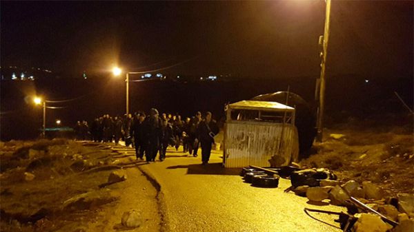 "נקשרים אחד לשני ולרהיטים; לצלם, לצלם"