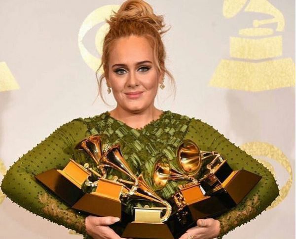 צפו: אדל כובשת את טקס הגראמי בשיק צנוע