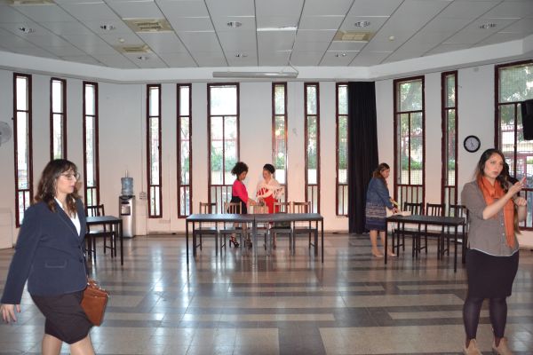 'ההצגה חייבת להימשך גם בחצאית'