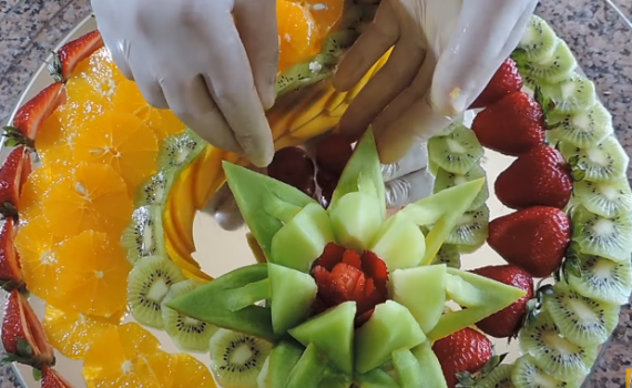 צפו: המדריך לעיצוב מגש פירות מרהיב לט"ו בשבט