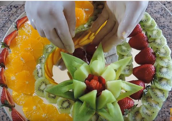 צפו: המדריך לעיצוב מגש פירות מרהיב לט"ו בשבט