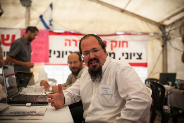 הרב פרנק: "גם כשאונסים אישה היא צועקת"