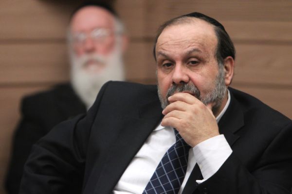 "אווירה לא חרדית"; אזולאי ערך אירוע מעורב ועורר זעם