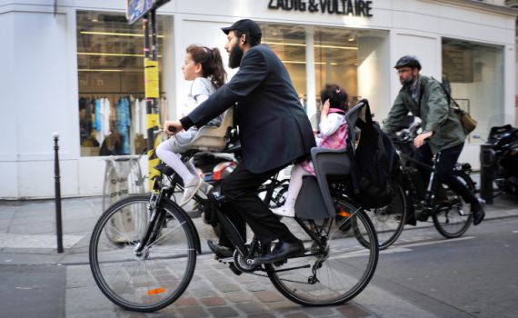 אנטישמים כרתו ליהודי אצבע בעזרת מסור