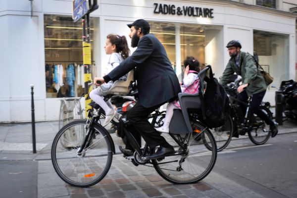 אנטישמים כרתו ליהודי אצבע בעזרת מסור