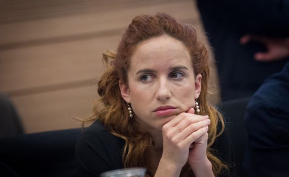 "סתיו שפיר מפיצה שקרים במסווה של שקיפות"