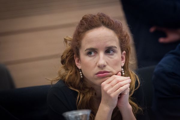 "סתיו שפיר מפיצה שקרים במסווה של שקיפות"