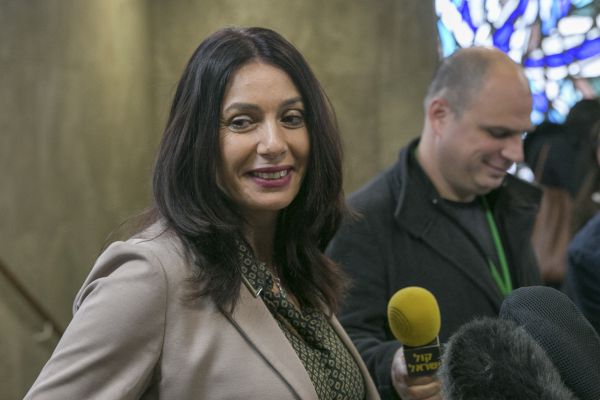 פניה למנדלבליט: "הסר את דמותה של רגב מהקליפ"