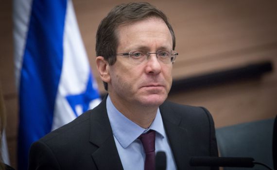 יצחק הרצוג חש ברע ופונה לבית החולים. הערב שוחרר