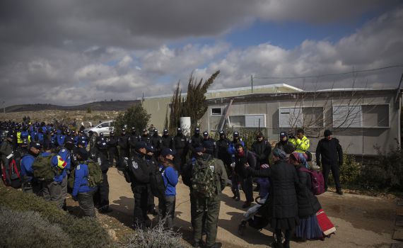 המשטרה "אנרכיסטים גרמו לשוטרים צריבות בעיניים"