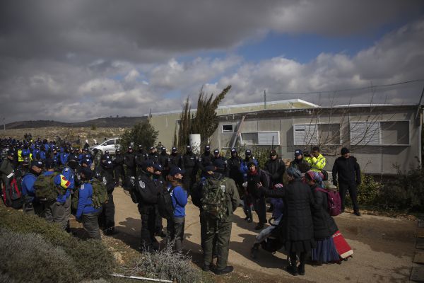 המשטרה "אנרכיסטים גרמו לשוטרים צריבות בעיניים"