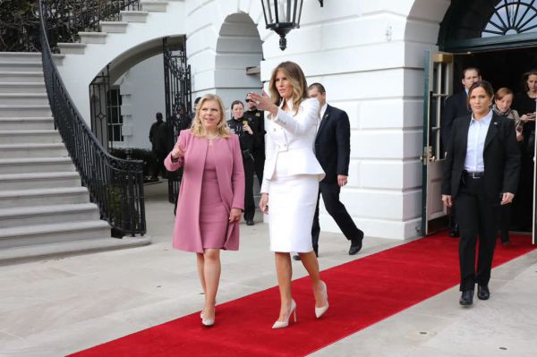 אופנת עילית: כששרה ומלניה גנבו את ההצגה