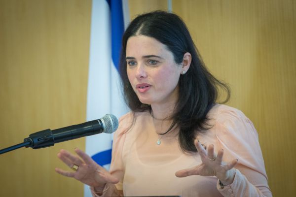 האיום של שקד למרים נאור: תתפשרי או שהחוק ישונה