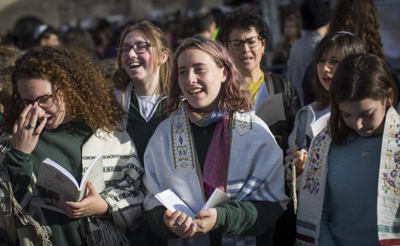 שו"ת: מה מותר ומה אסור לנשים לעשות?