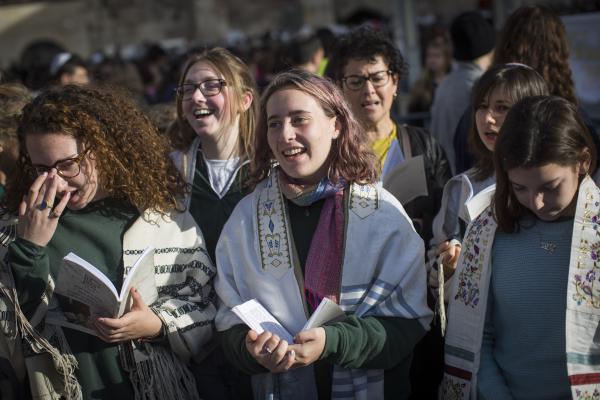 שו"ת: מה מותר ומה אסור לנשים לעשות?