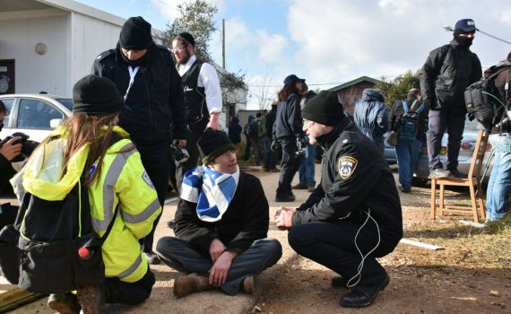 בנט קורא לנתניהו: תפעיל את הסמכות שלך בעמונה