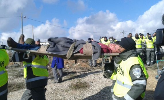 צפו: כך מוציאים השוטרים את הצעירים מהבתים