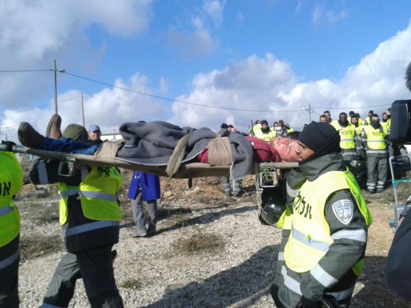 צפו: כך מוציאים השוטרים את הצעירים מהבתים