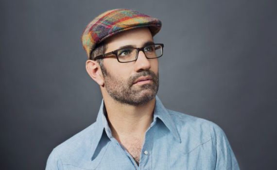 אבא טוב: יוני גנוט בסינגל חדש על האבהות המאוחרת