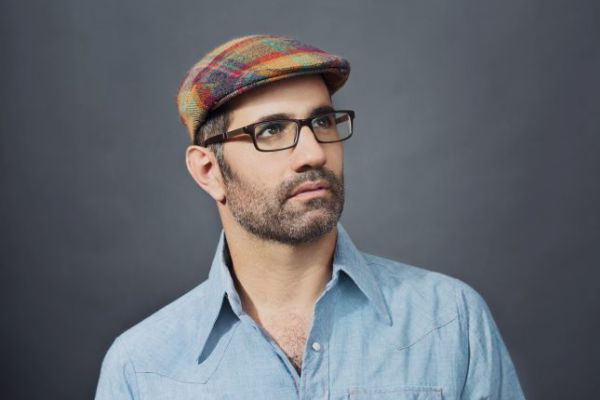 אבא טוב: יוני גנוט בסינגל חדש על האבהות המאוחרת