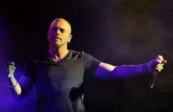 האזינו: אייל גולן מנסה לשיר בסגנון של מוקי?