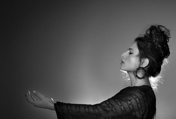 כאם לבת: המנטורית מירי מסיקה בשיר תפילה מרגש