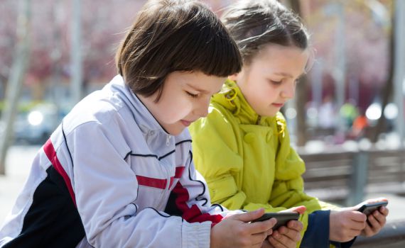 הילדים שלי צמודים לסמרטפון, מה עושים?