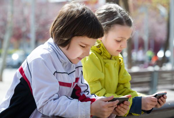 הילדים שלי צמודים לסמרטפון, מה עושים?