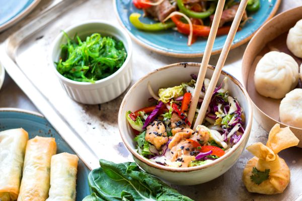 טועמים עולם בבית: מתכון לסלט סלמון אסייתי