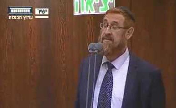 צפו: יהודה גליק מקריא את "גשם מטפטף" בכנסת