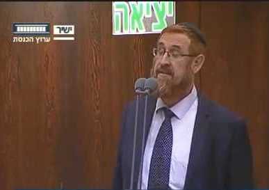 צפו: יהודה גליק מקריא את "גשם מטפטף" בכנסת